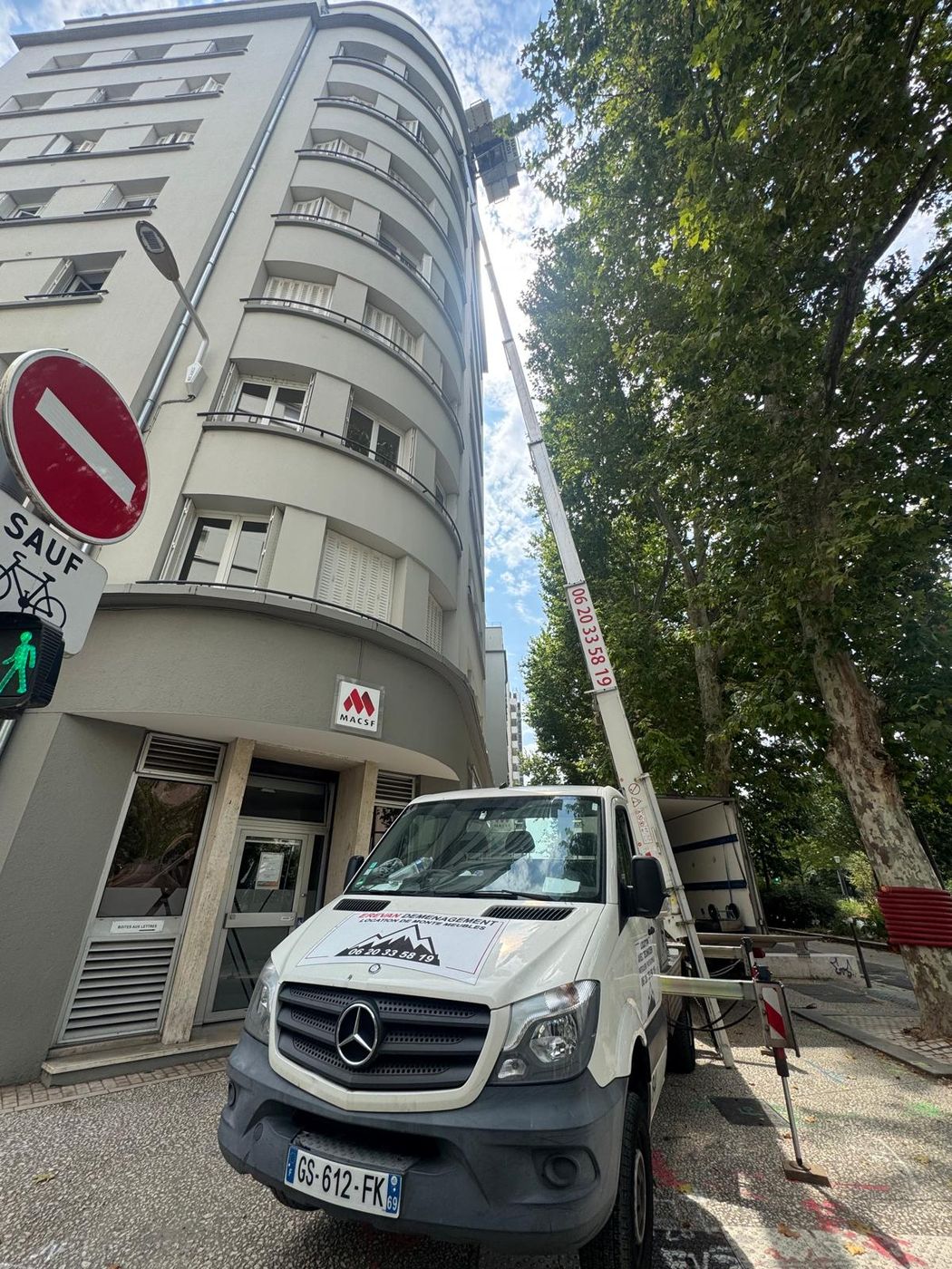 Camion monte-meubles Erevan au pied d'un immeuble d'angle