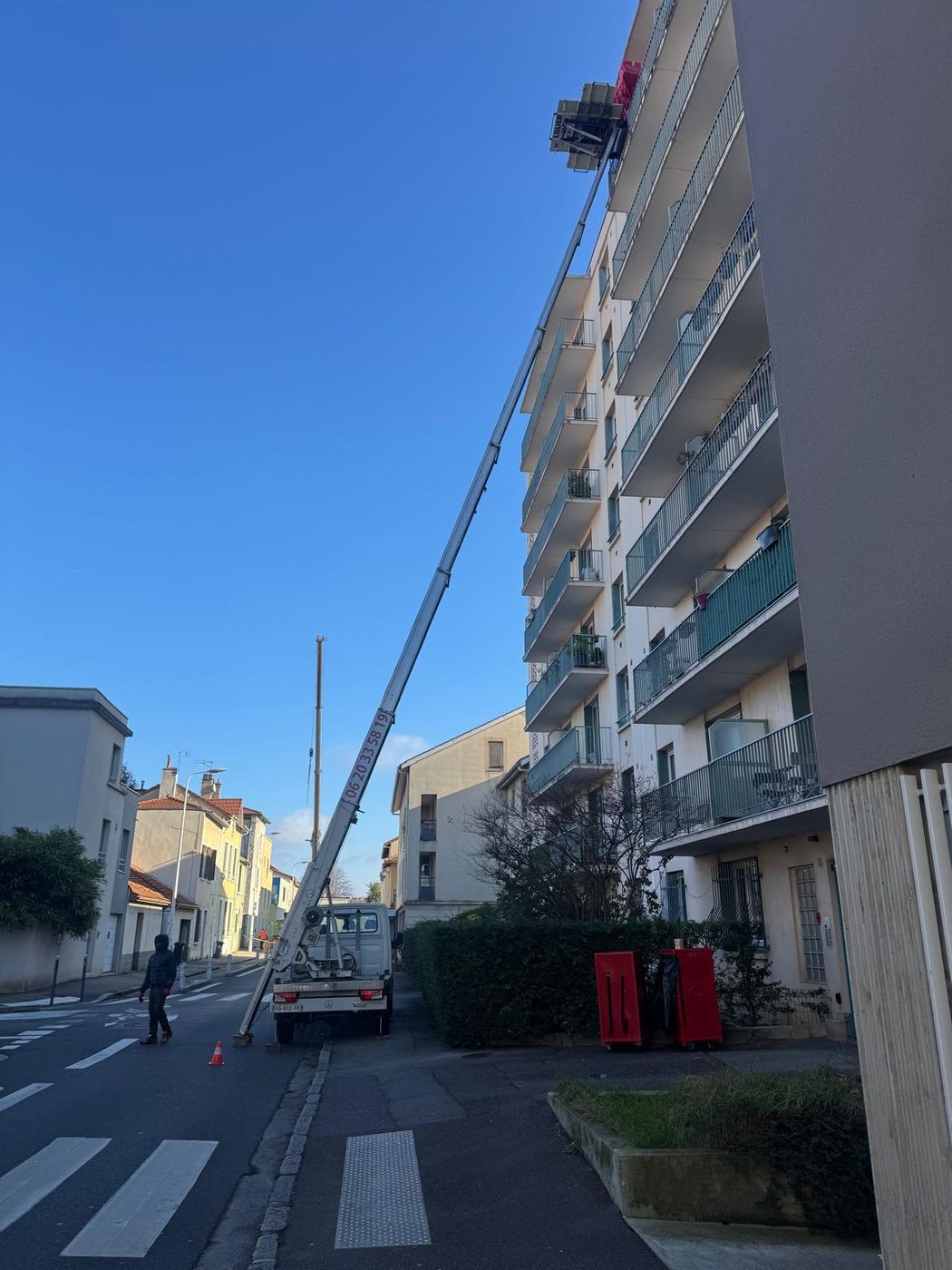 Monte-meubles déployé au-delà du 10e étage