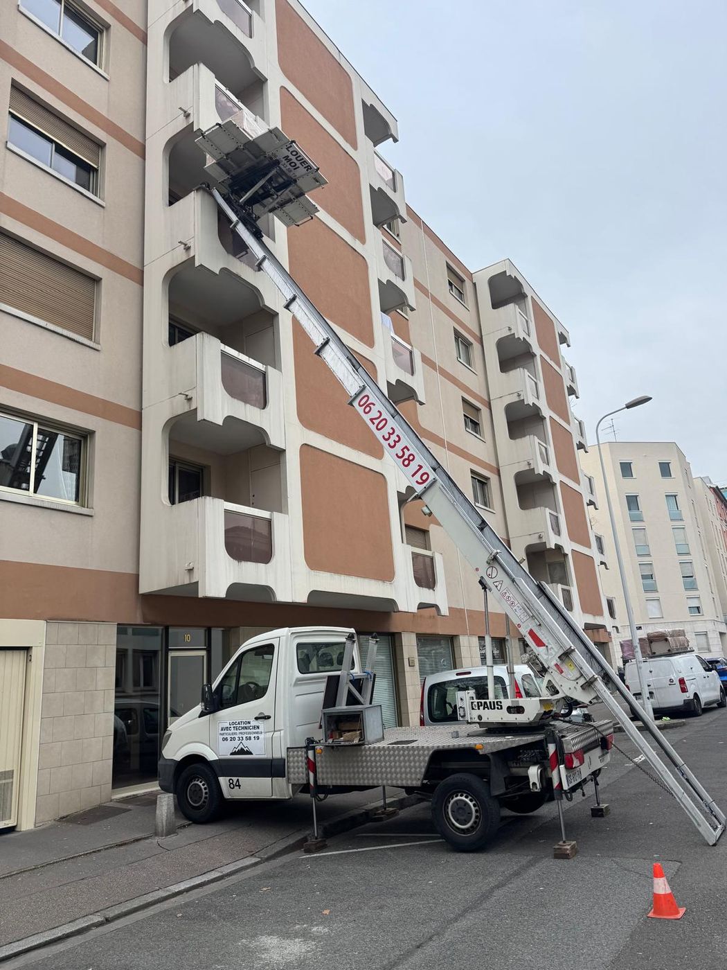 Monte-meubles sur une résidence à balcons