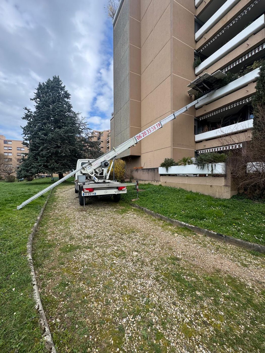 Monte-meubles installé sur un espace vert